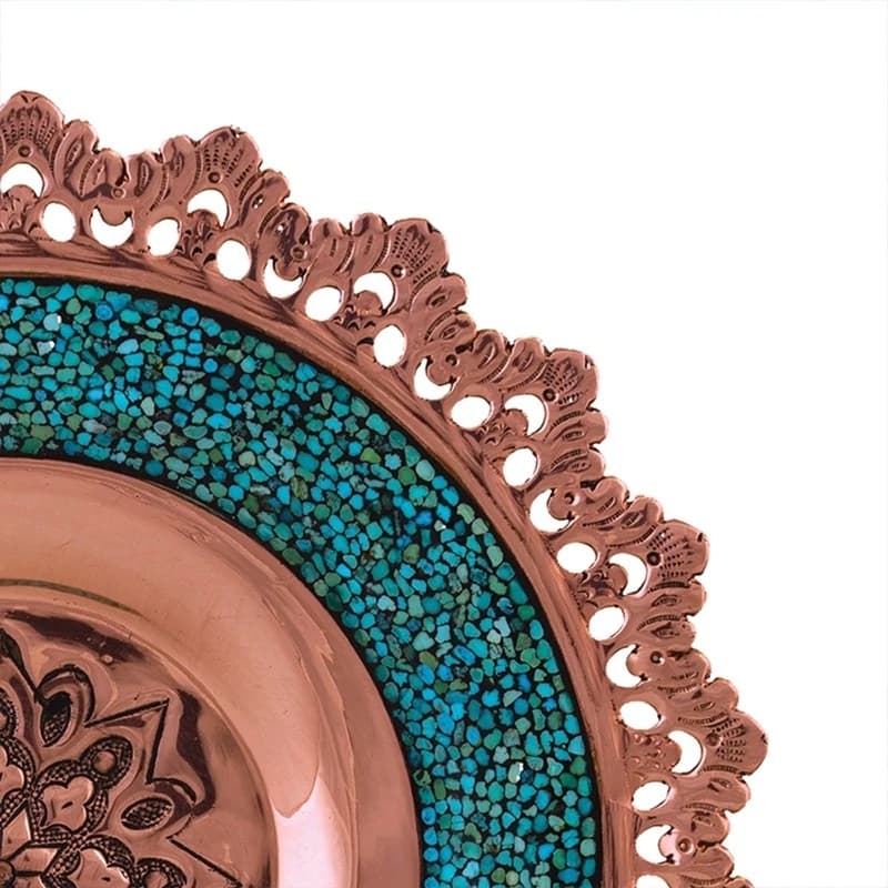 بشقاب مشبک مسی فیروزه کوبی و قلم زنی شده 25 سانتی (پک عمده 12عددی) — تصویر ۶