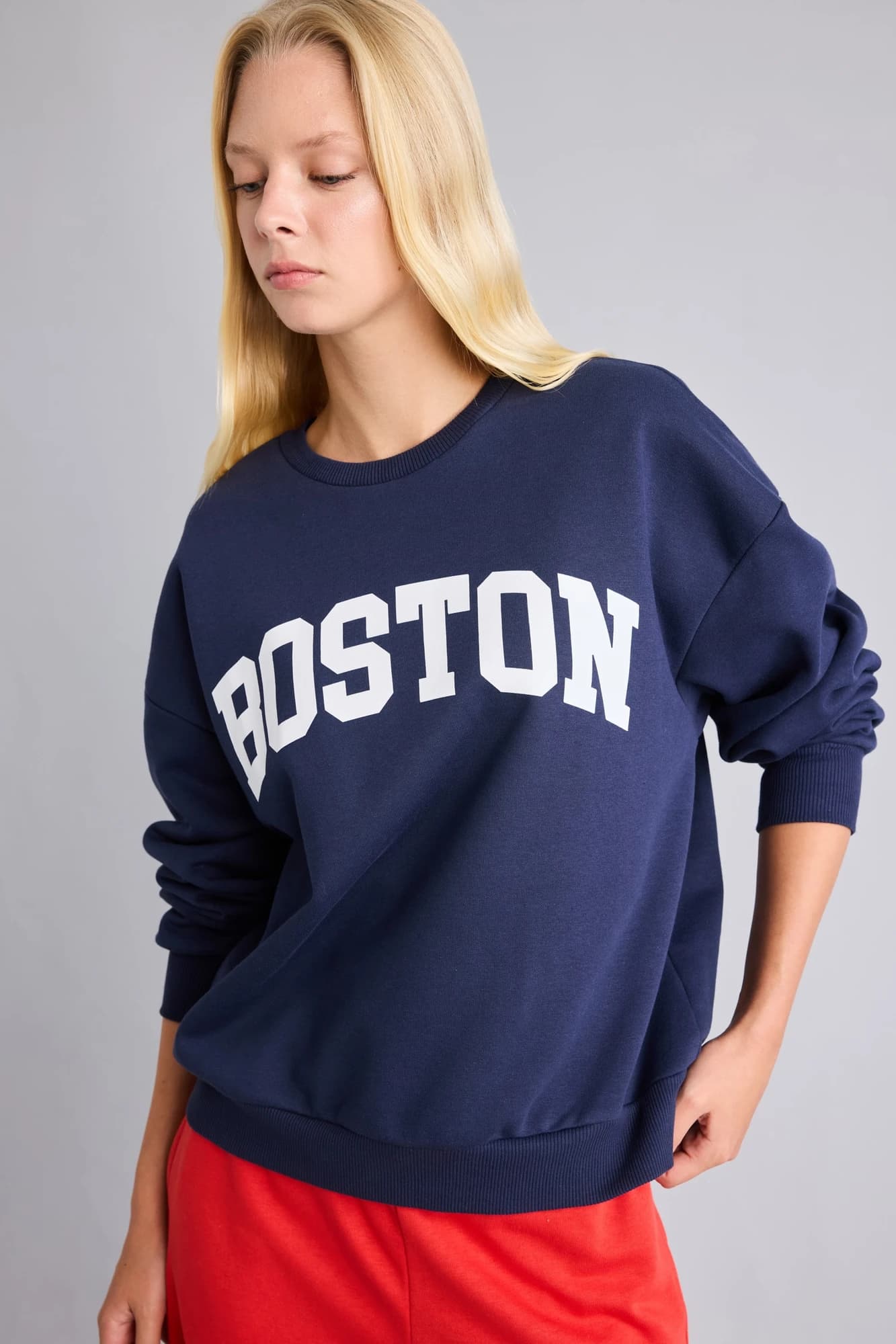 سویشرت زنانه دفکتو اورسایز نخی سرمهای با چاپ BOSTON — تصویر ۳