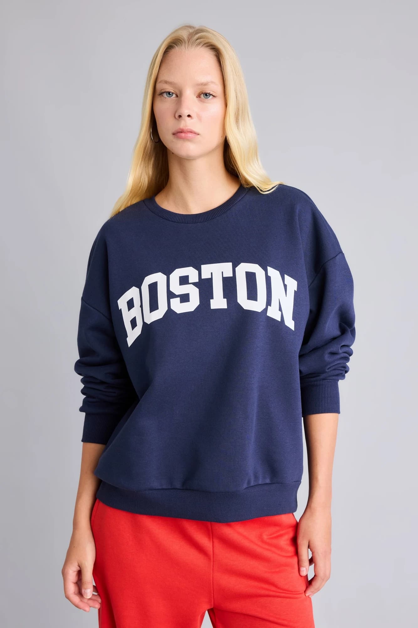 سویشرت زنانه دفکتو اورسایز نخی سرمهای با چاپ BOSTON