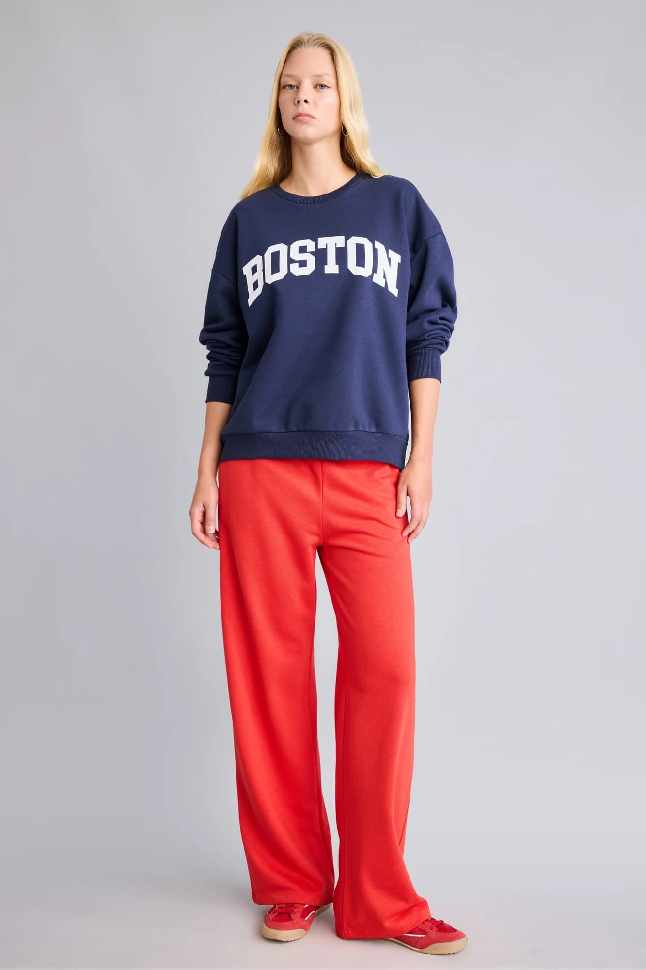 سویشرت زنانه دفکتو اورسایز نخی سرمهای با چاپ BOSTON — تصویر ۲