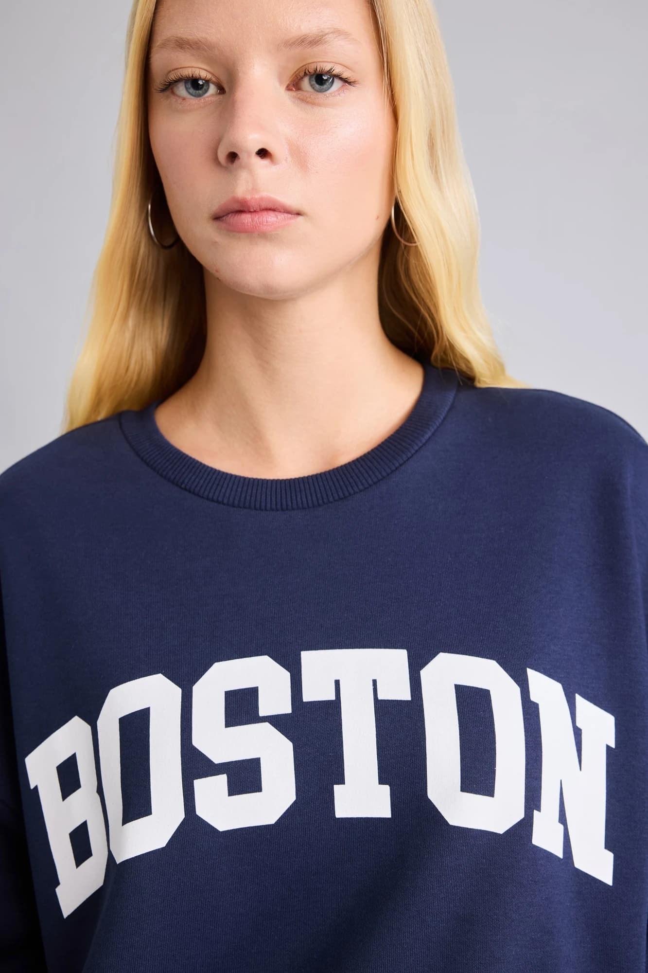 سویشرت زنانه دفکتو اورسایز نخی سرمهای با چاپ BOSTON — تصویر ۴