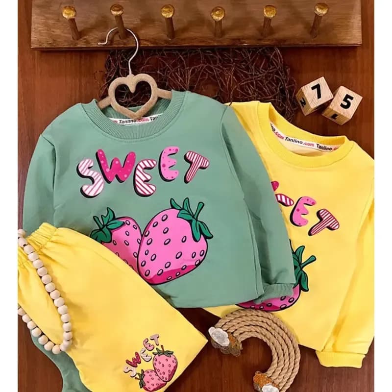 ست بلوز شلوار دورس طرح توت فرنگی دخترانه سایز 2 تا 4 سال — تصویر ۲