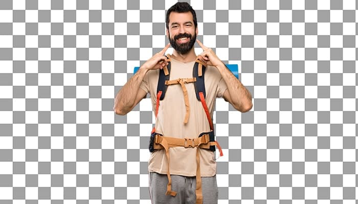 تصویر PNG مرد جوان با لبخند و کوله پشتی