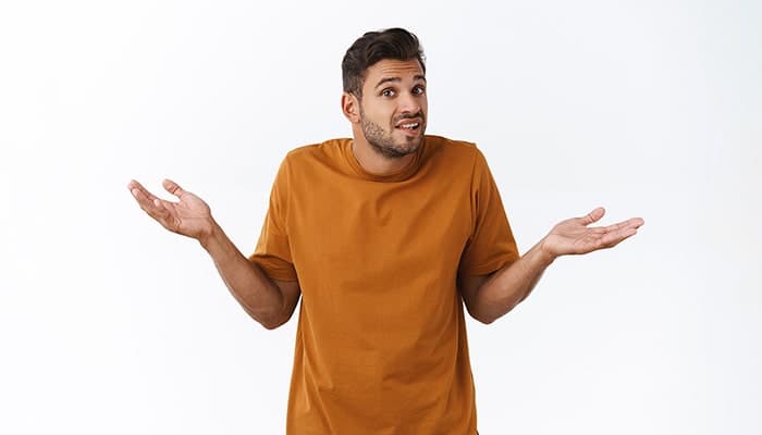 تصویر زمینه سفید مرد جوان و مفهوم ندانستن