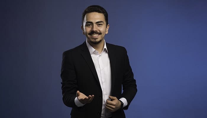 تصویر پس زمینه مرد تاجر جوان با لبخند