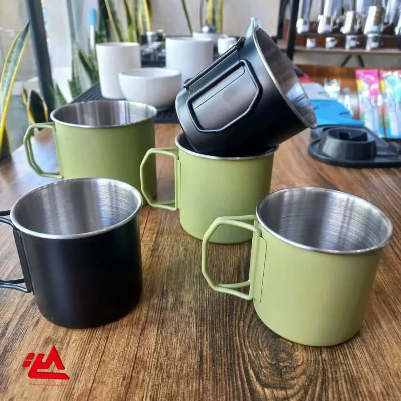 لیوان استیل مخصوص کمپینگ و طبیعت‌گردی با دسته تاشو