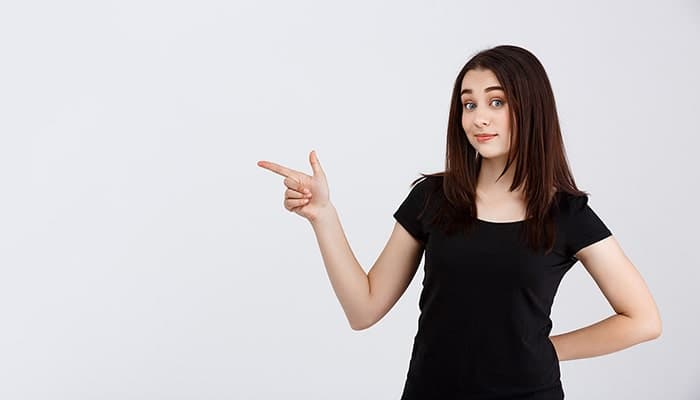 تصویر زمینه سفید دختر جوان و اشاره کردن به چپ