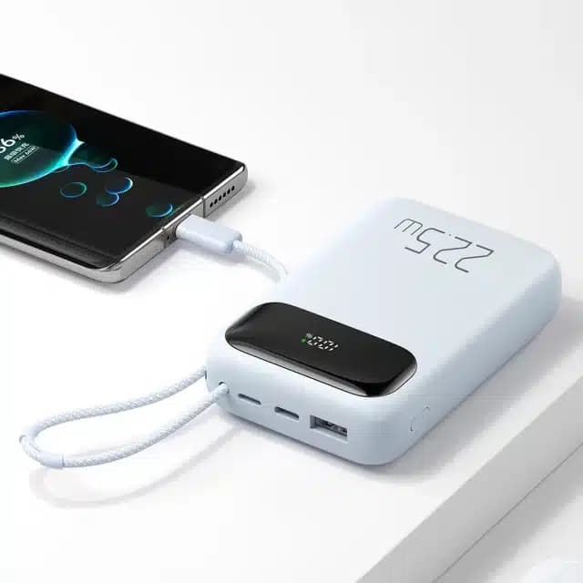 پاوربانک 10000 تایپ‌سی و USB-A توان 22.5 وات مک‌دودو MCDODO MC-324 با کابل تایپ‌سی متصل و نمایشگر دیجیتالی — تصویر ۶