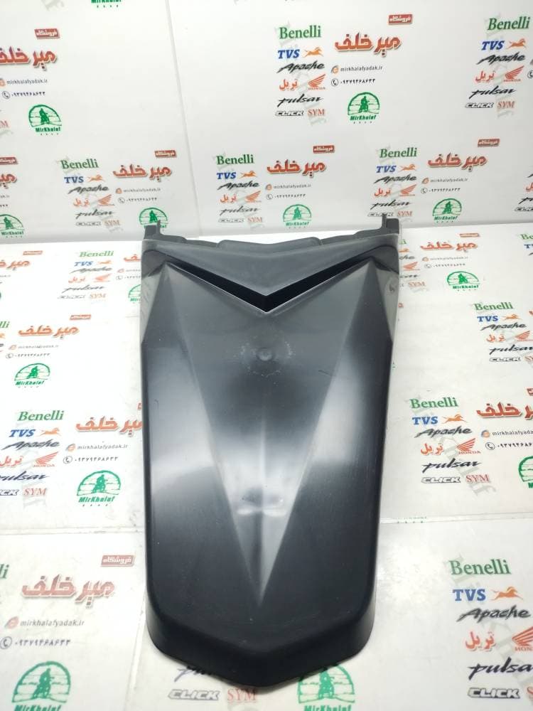 گلگیر (قاب کاور فلاپ دمی) بالای روی چراغ خطر عقب موتور تریل روان مشکی