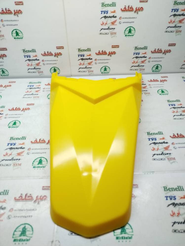 گلگیر (قاب کاور فلاپ دمی) بالای روی چراغ خطر عقب موتور تریل روان زرد طلایی