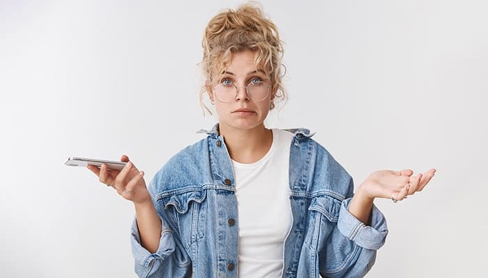 تصویر پس زمینه زن جوان با عینک و مفهوم ندانستن
