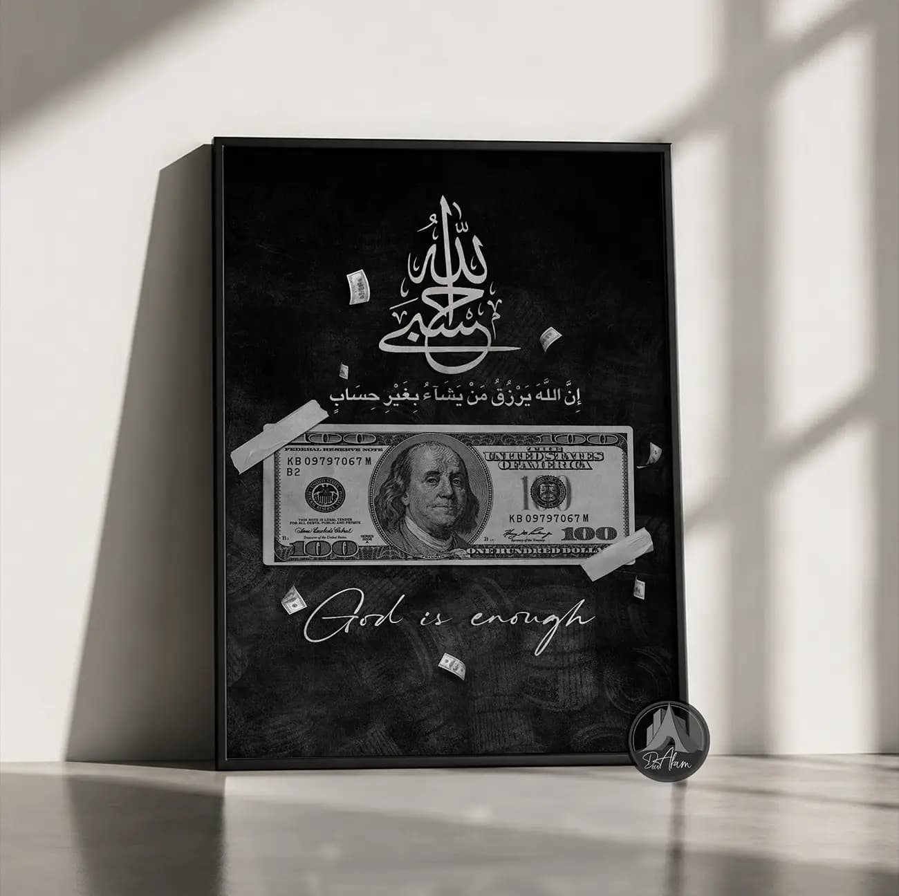 تابلو دلار و حسبی الله با اسکناس صد دلاری روی زمینه مشکی کد DA-(1348) | دکور فروشگاه