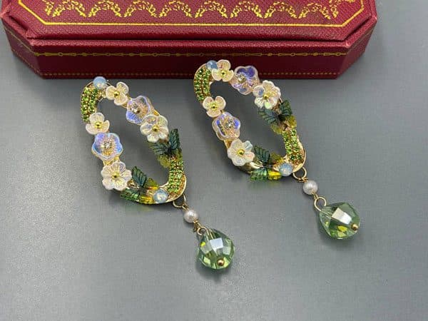 گوشواره کریستالی طرح پروانه و گل سبز