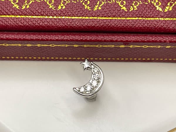 پیرسینگ گوش طرح ماه و ستاره
