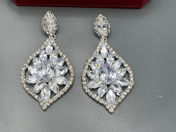 گوشواره مجلسی با کریستال های خاص