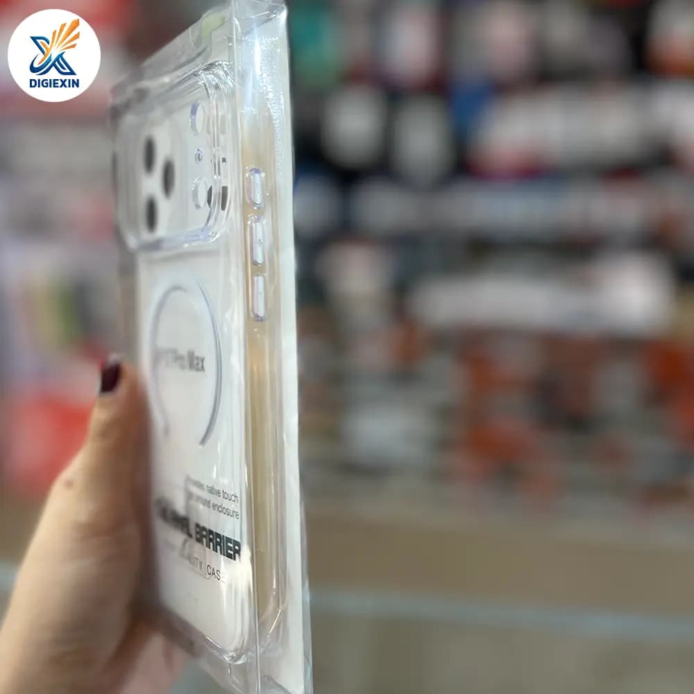کاور شفاف مگسیف دار مناسب برای آیفون 17 پرومکس — تصویر ۳