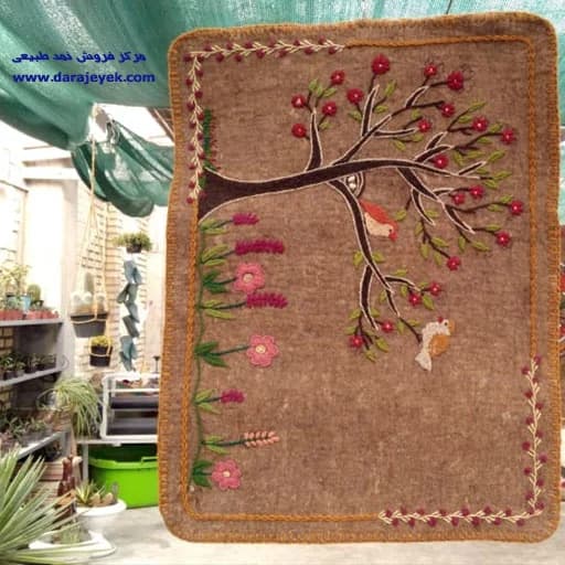 زیرانداز گلدوزی‌شده طرح درخت شکوفه‌دار
