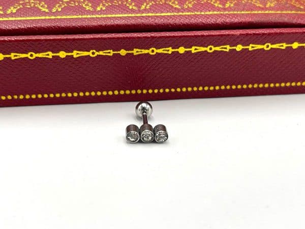 پیرسینگ گوش دارای سه نگین