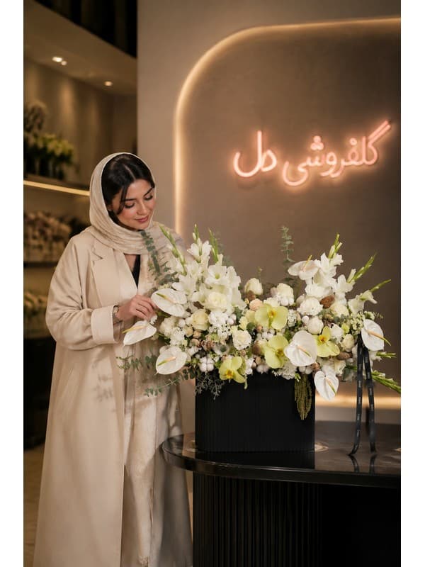 سبد گل روز پرستار با لیلیوم سفید برای قدردانی