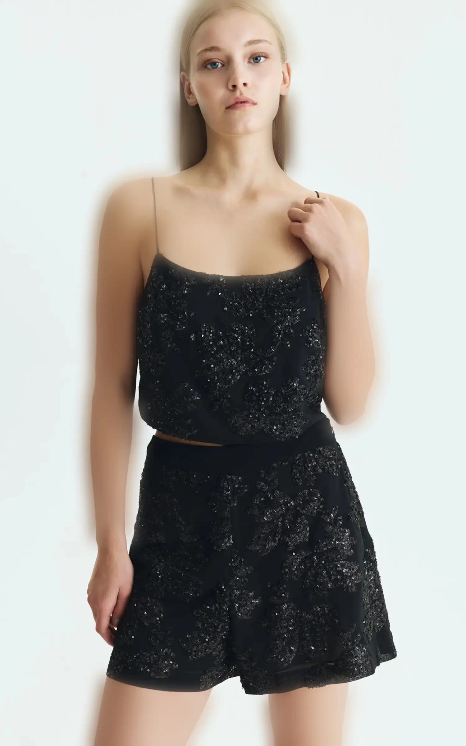 شلوارک زنانه مشکی براق دمپا آزاد با طراحی مجلسی ROMAN کد K2712606 — تصویر ۳