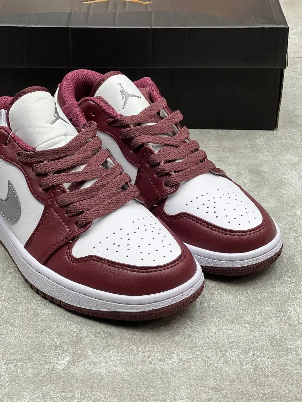 جردن وان لو زرشکی سفید وارداتی | Air Jordan 1 Low — تصویر ۲