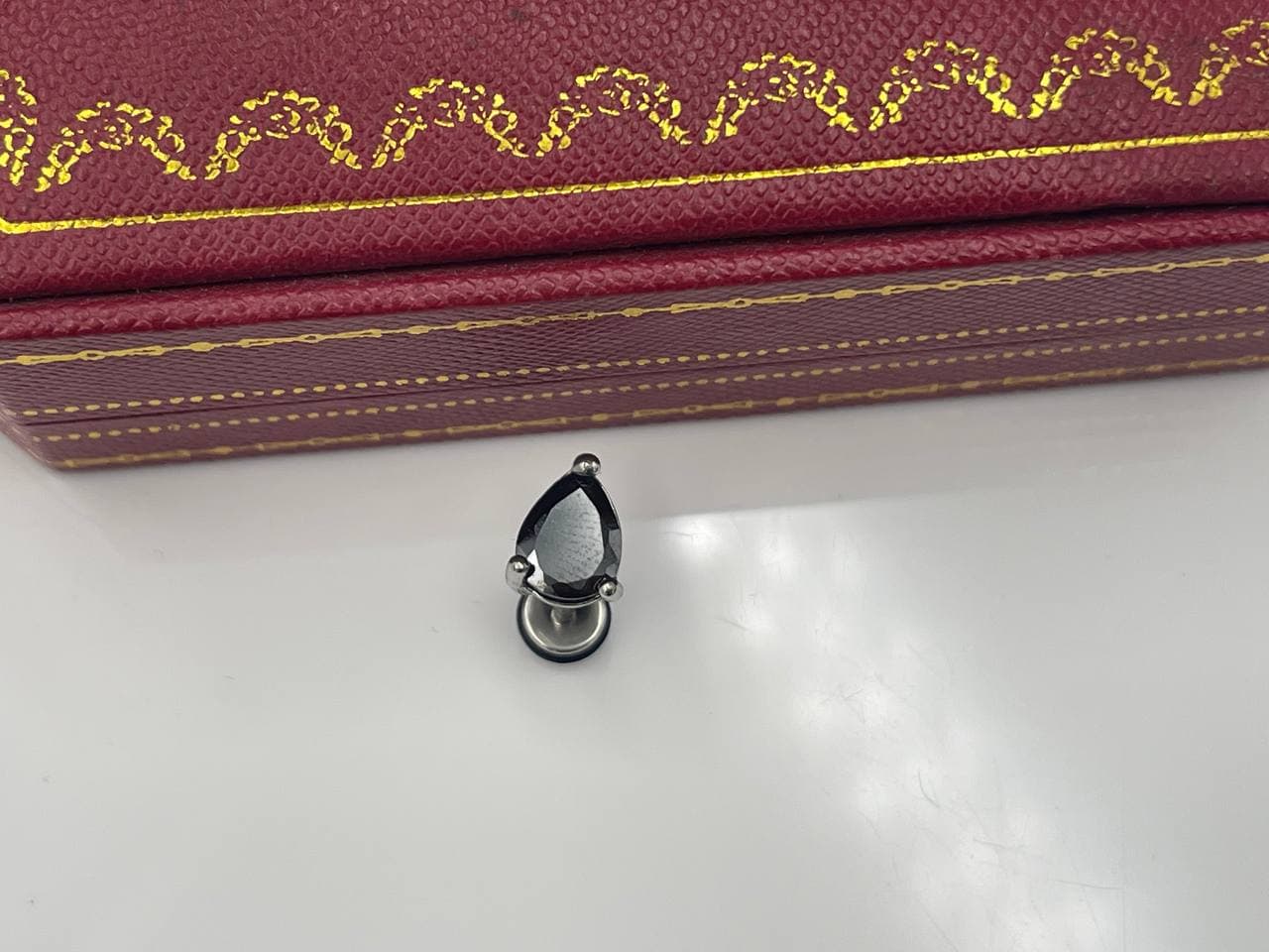 پیرسینگ گوش طرح اشکی
