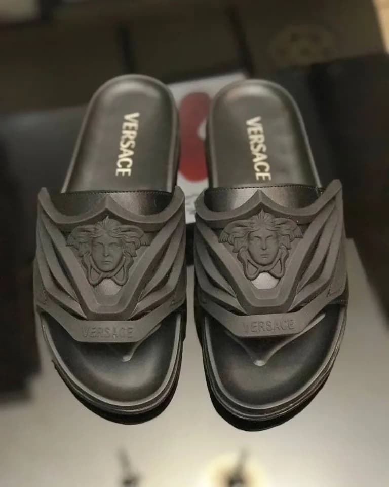 کد 300 صندل ورساچه versace چرم و تزریق مشکی مادوکا — تصویر ۵