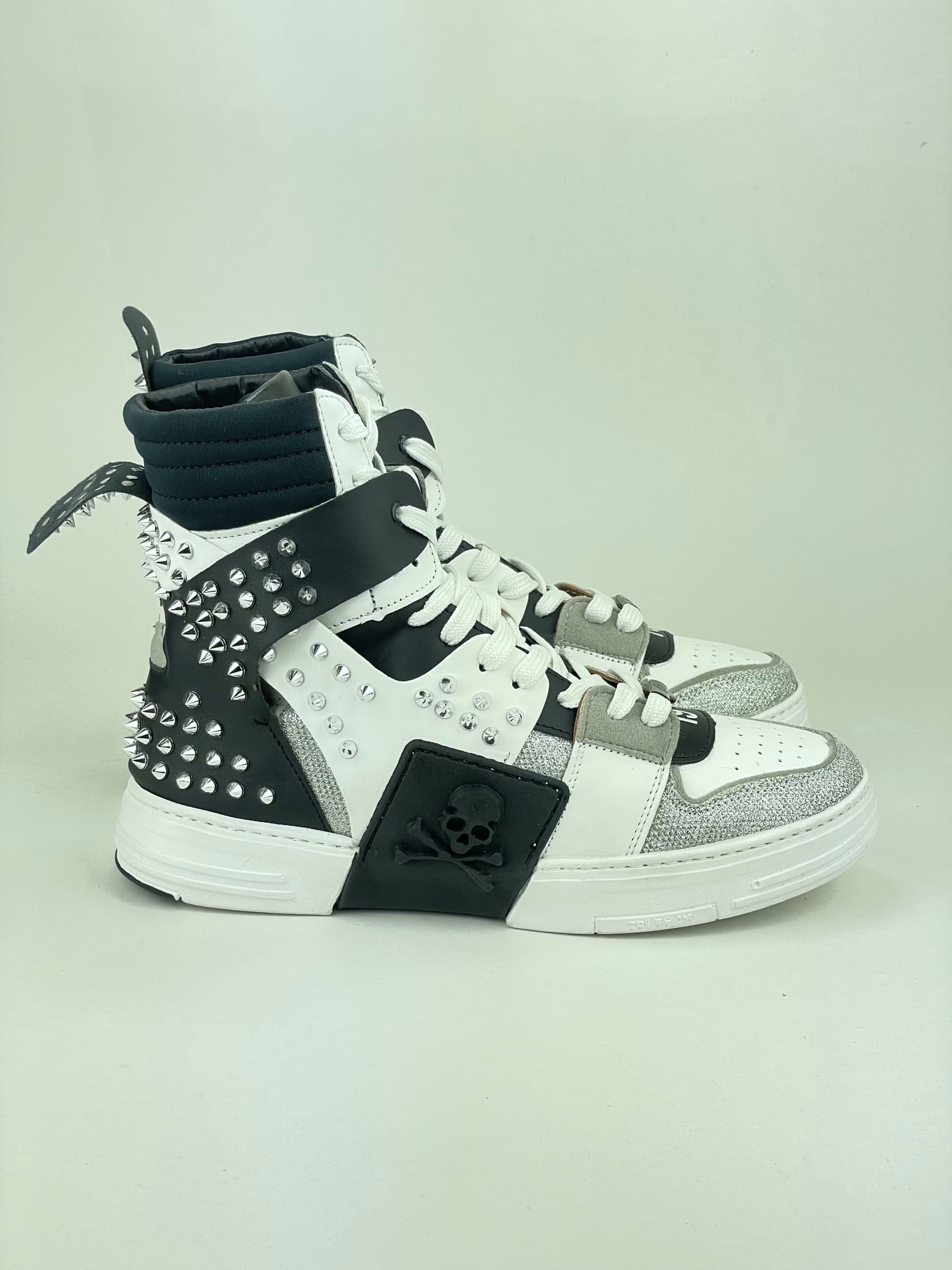 کد 1801 بوت فیلیپ پلین Philipp Plein چرم سفید مشکی میخ نقرهای نیکل