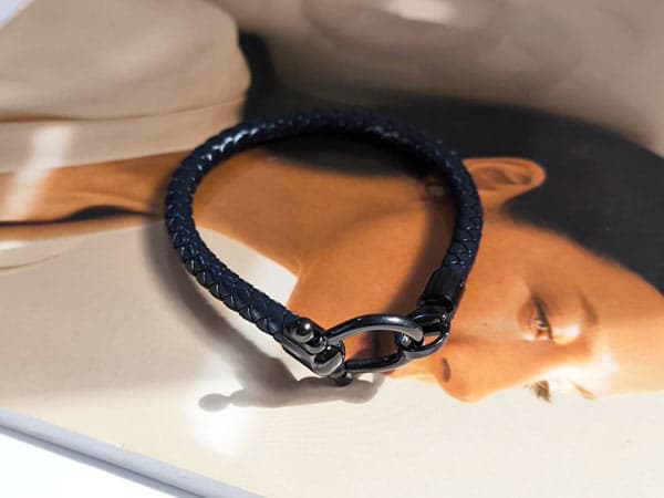 دستبند امگا تمام مشکی چرم