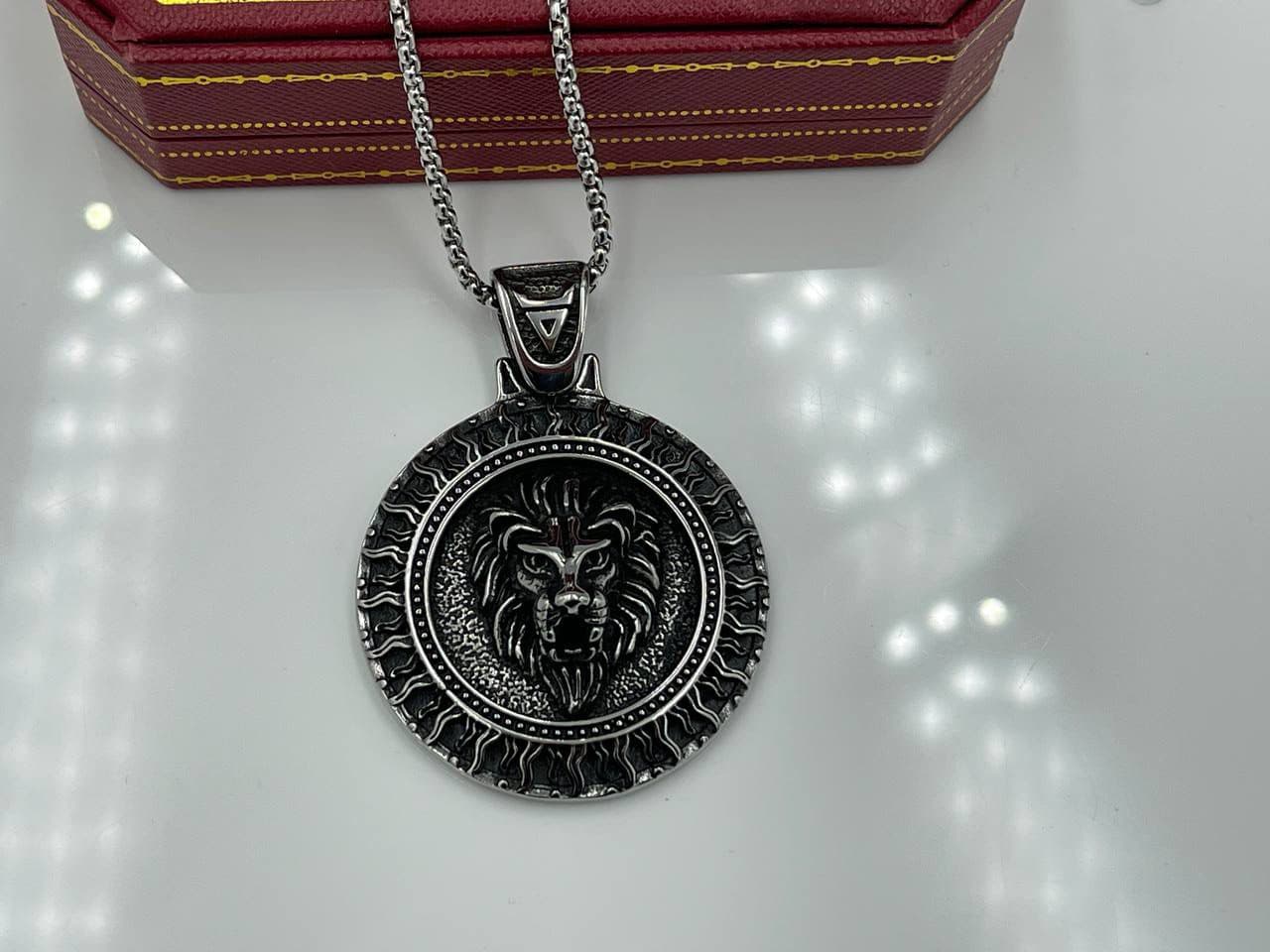 گردنبند طرح شیر برجسته