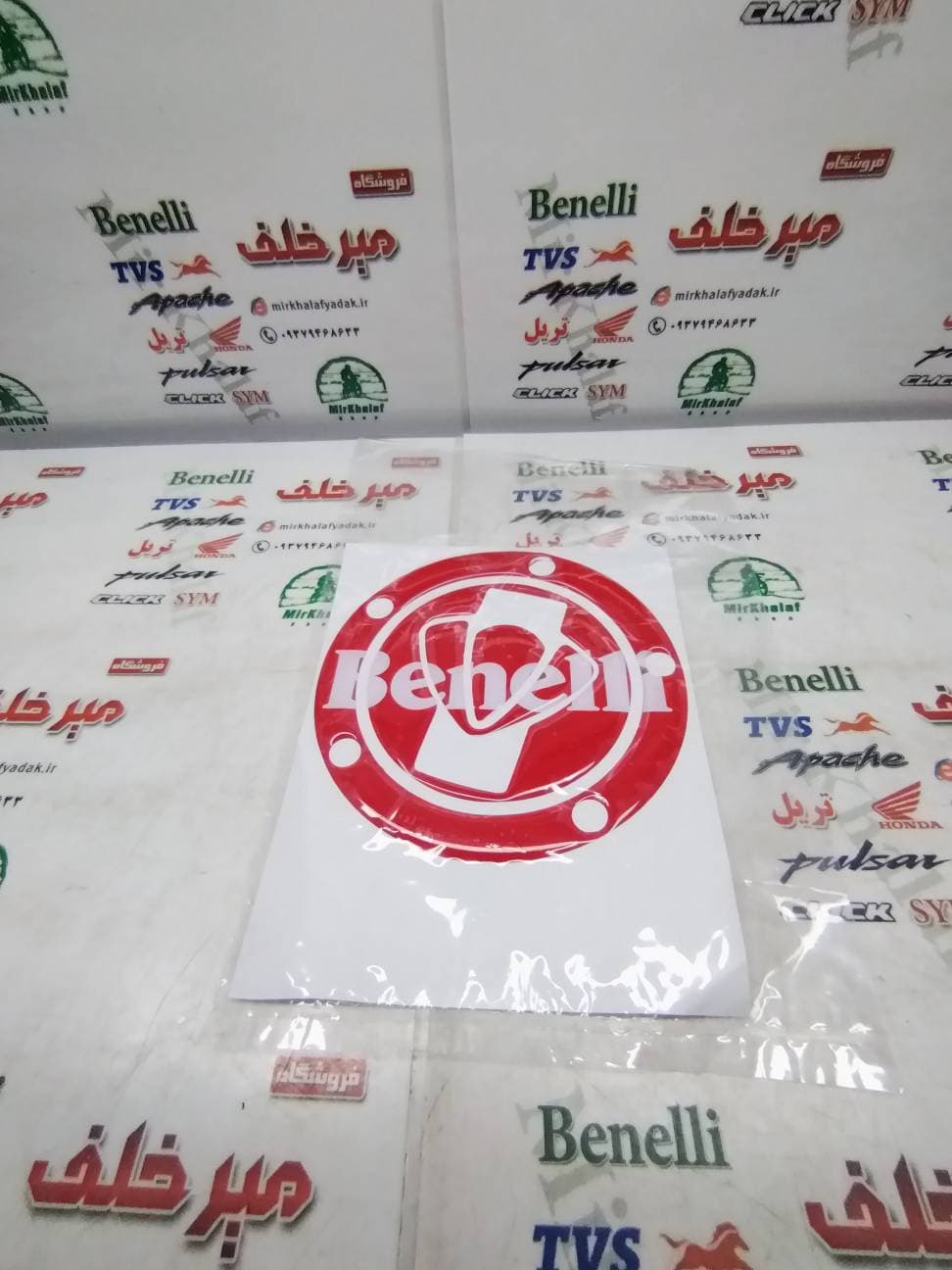 پد (برچسب) ارم روی درب باک موتور بنلی قرمز (نوشته سفید)