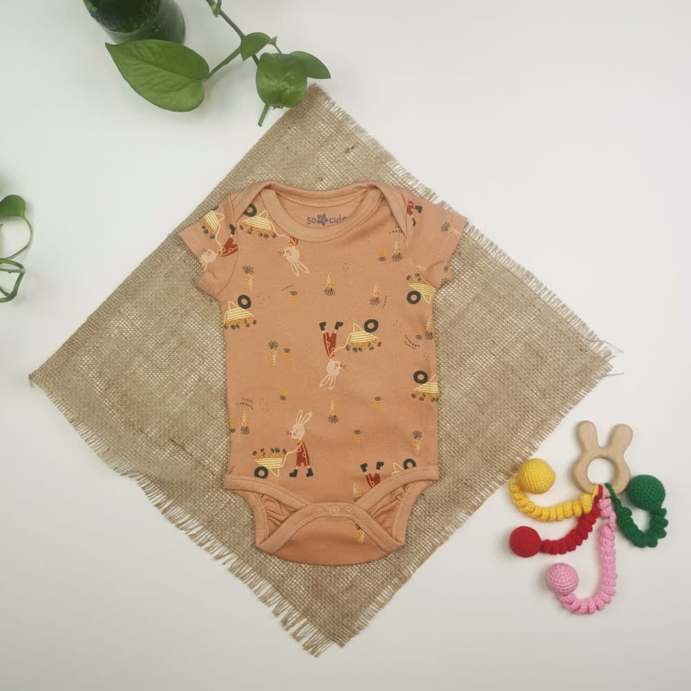 بادی نوزادی آستین کوتاه برند so cute طرح خرگوش نارنجی رنگ