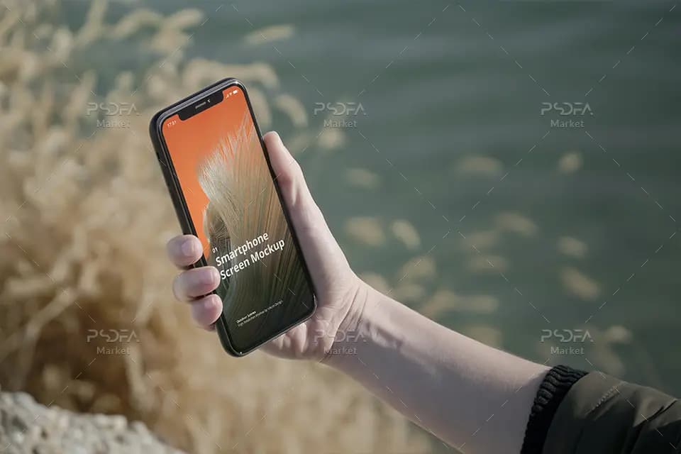 موکاپ گوشی آیفون در دست در فضای باز با نماهای مختلف برای فتوشاپ — تصویر ۴