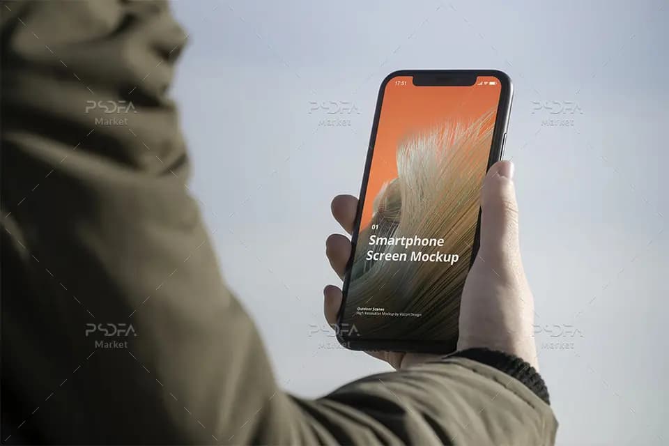موکاپ گوشی آیفون در دست در فضای باز با نماهای مختلف برای فتوشاپ — تصویر ۲