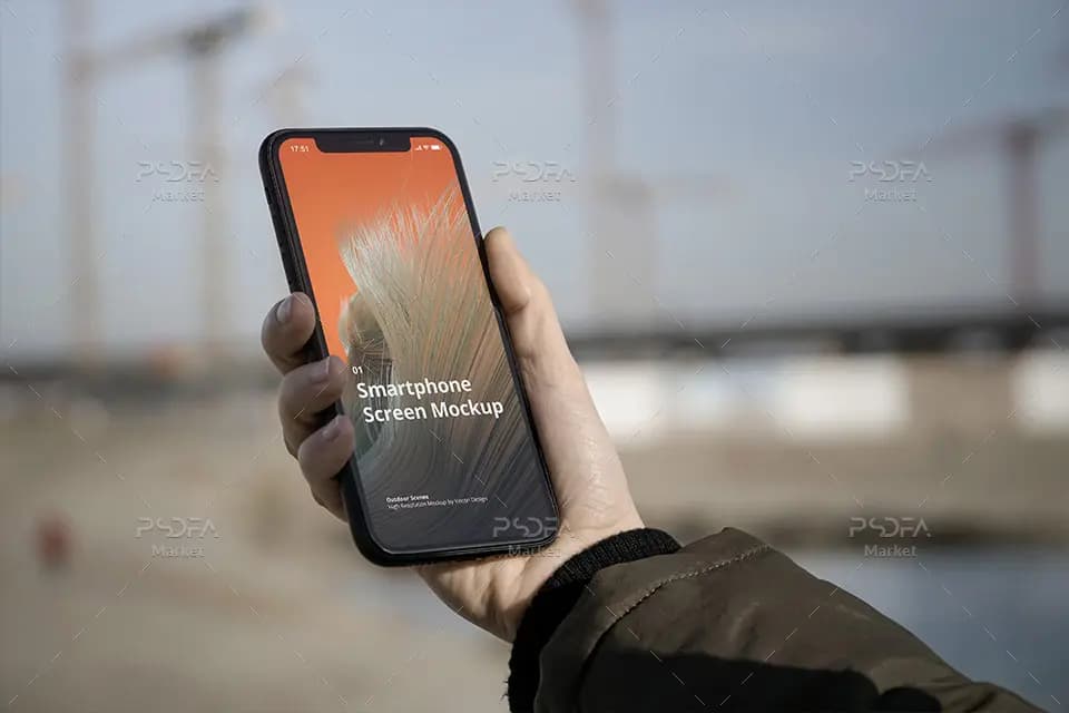 موکاپ گوشی آیفون در دست در فضای باز با نماهای مختلف برای فتوشاپ — تصویر ۳