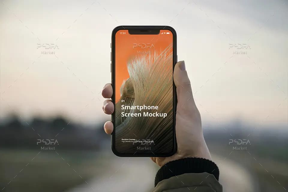 موکاپ گوشی آیفون در دست در فضای باز با نماهای مختلف برای فتوشاپ — تصویر ۶