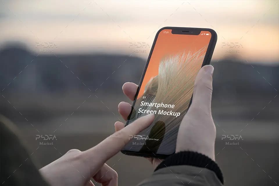 موکاپ گوشی آیفون در دست در فضای باز با نماهای مختلف برای فتوشاپ — تصویر ۵