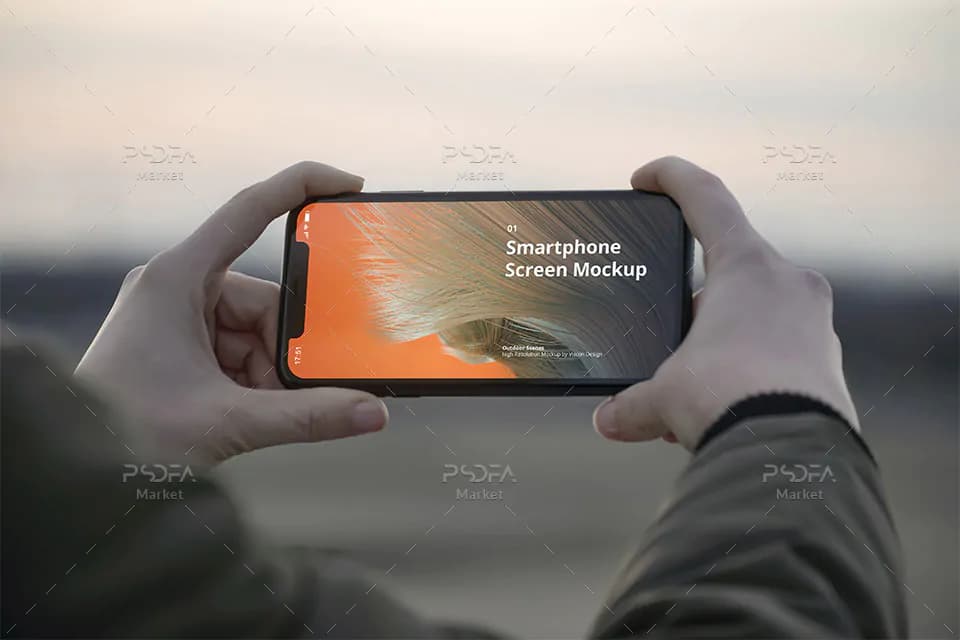 موکاپ گوشی آیفون در دست در فضای باز با نماهای مختلف برای فتوشاپ