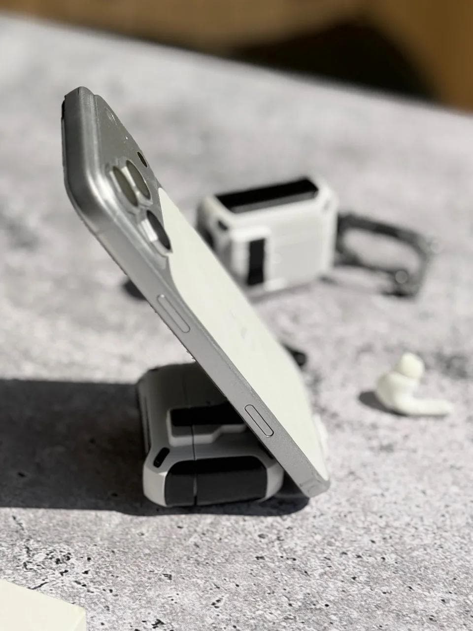کاور ایرپاد Locker Stand مگنت دار کربنی (a0346) مناسب برای airpods 4 — تصویر ۳