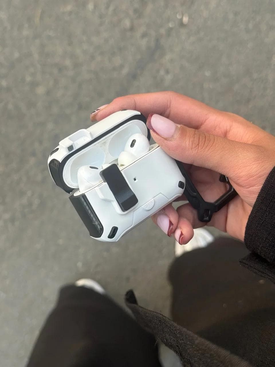 کاور ایرپاد Locker Stand مگنت دار کربنی (a0346) مناسب برای airpods 4 — تصویر ۲