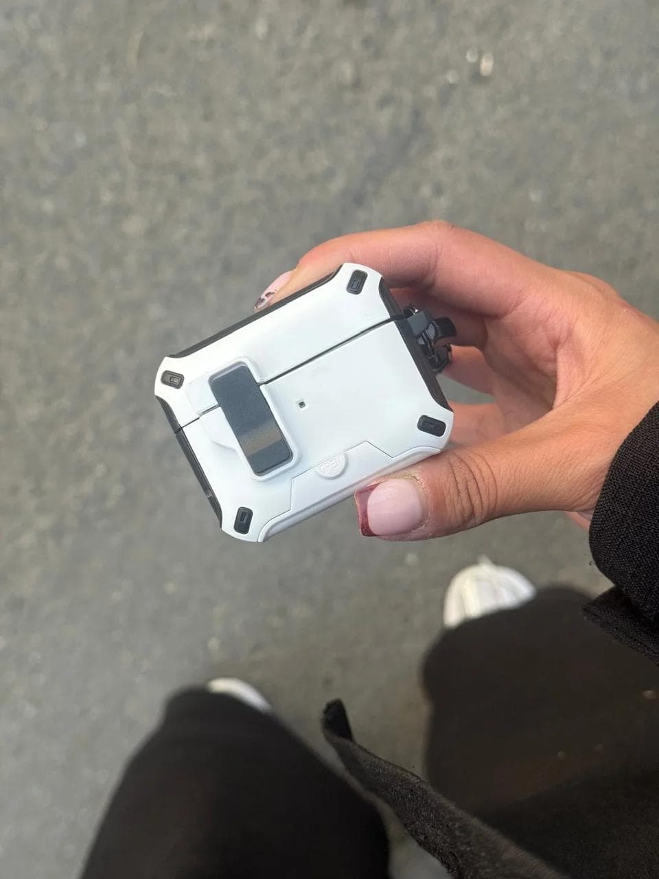 کاور ایرپاد Locker Stand مگنت دار کربنی (a0346) مناسب برای airpods 4