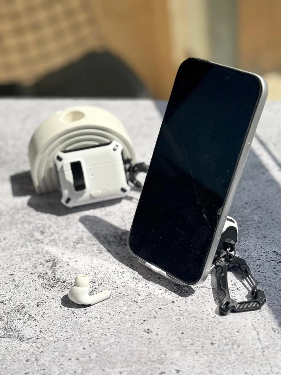کاور ایرپاد Locker Stand مگنت دار کربنی (a0346) مناسب برای airpods 4 — تصویر ۴