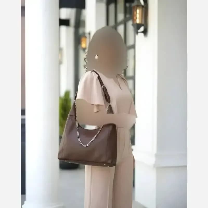 کیف مدل راگو زنجیری جنس شرانگ وارداتی رنگ مشکی شکلاتی سفید کرم سورمه ای سایز 36 در 20 — تصویر ۳