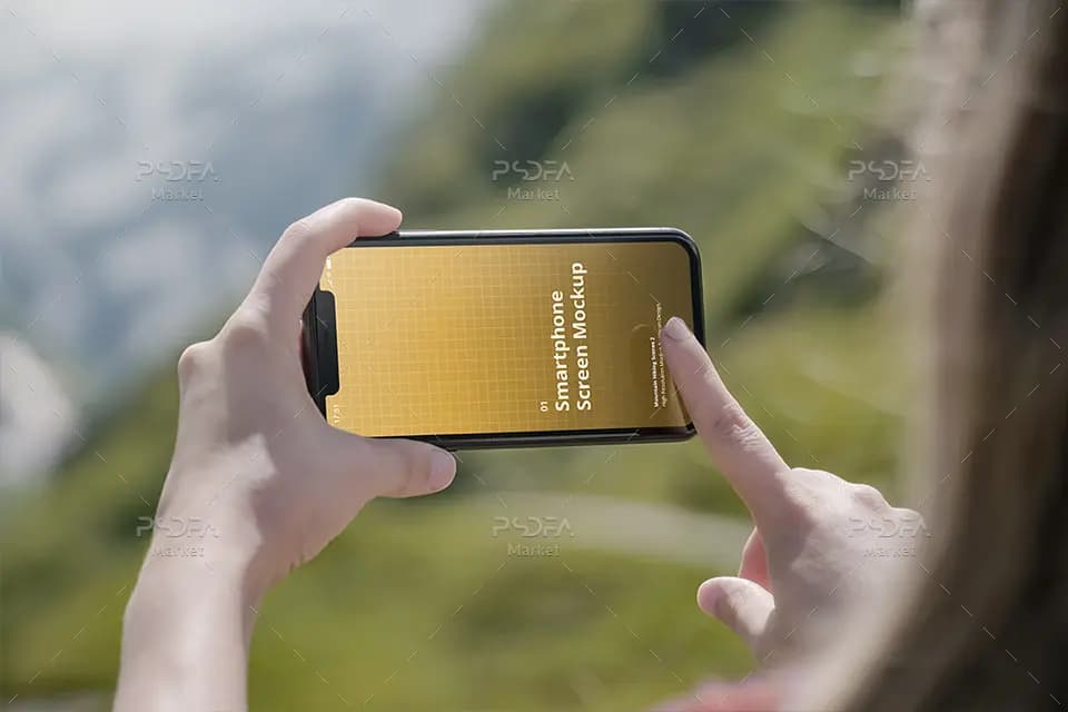 موکاپ موبایل آیفون در دست کوهنورد به صورت لایه باز برای فتوشاپ — تصویر ۵