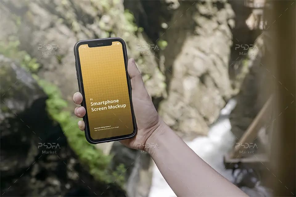 موکاپ موبایل آیفون در دست کوهنورد به صورت لایه باز برای فتوشاپ — تصویر ۲