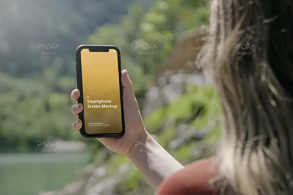 موکاپ موبایل آیفون در دست کوهنورد به صورت لایه باز برای فتوشاپ — تصویر ۳