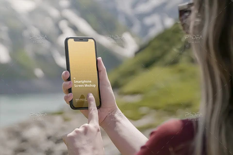 موکاپ موبایل آیفون در دست کوهنورد به صورت لایه باز برای فتوشاپ — تصویر ۴