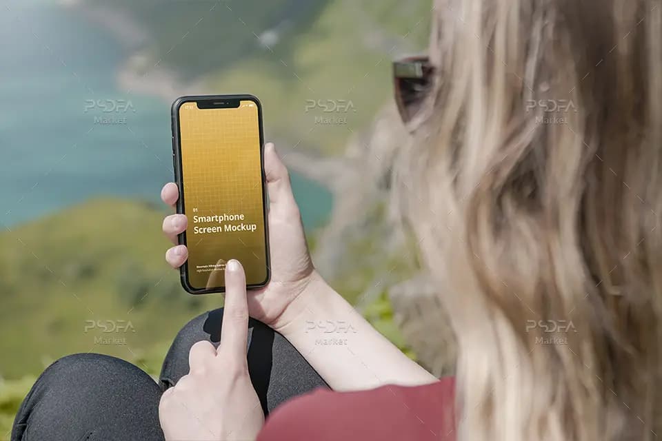 موکاپ موبایل آیفون در دست کوهنورد به صورت لایه باز برای فتوشاپ — تصویر ۸