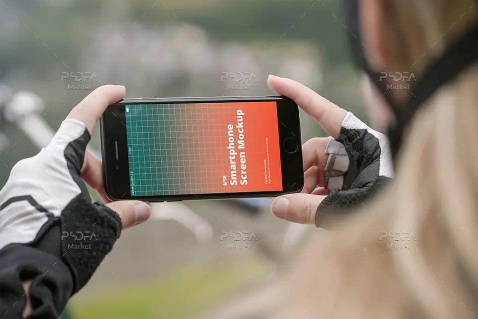 موکاپ موبایل آیفون SE در دست کنار دوچرخه و پارک iPhone SE Mockup — تصویر ۶