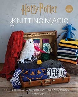 دانلود کتاب جادوی بافتنی؛ کتاب الگوی بافتنی الهام گرفته از فیلم های هری پاتر Harry Potter: Knitting Magic: The Official Harry Potter Knitting Pattern Book 2020